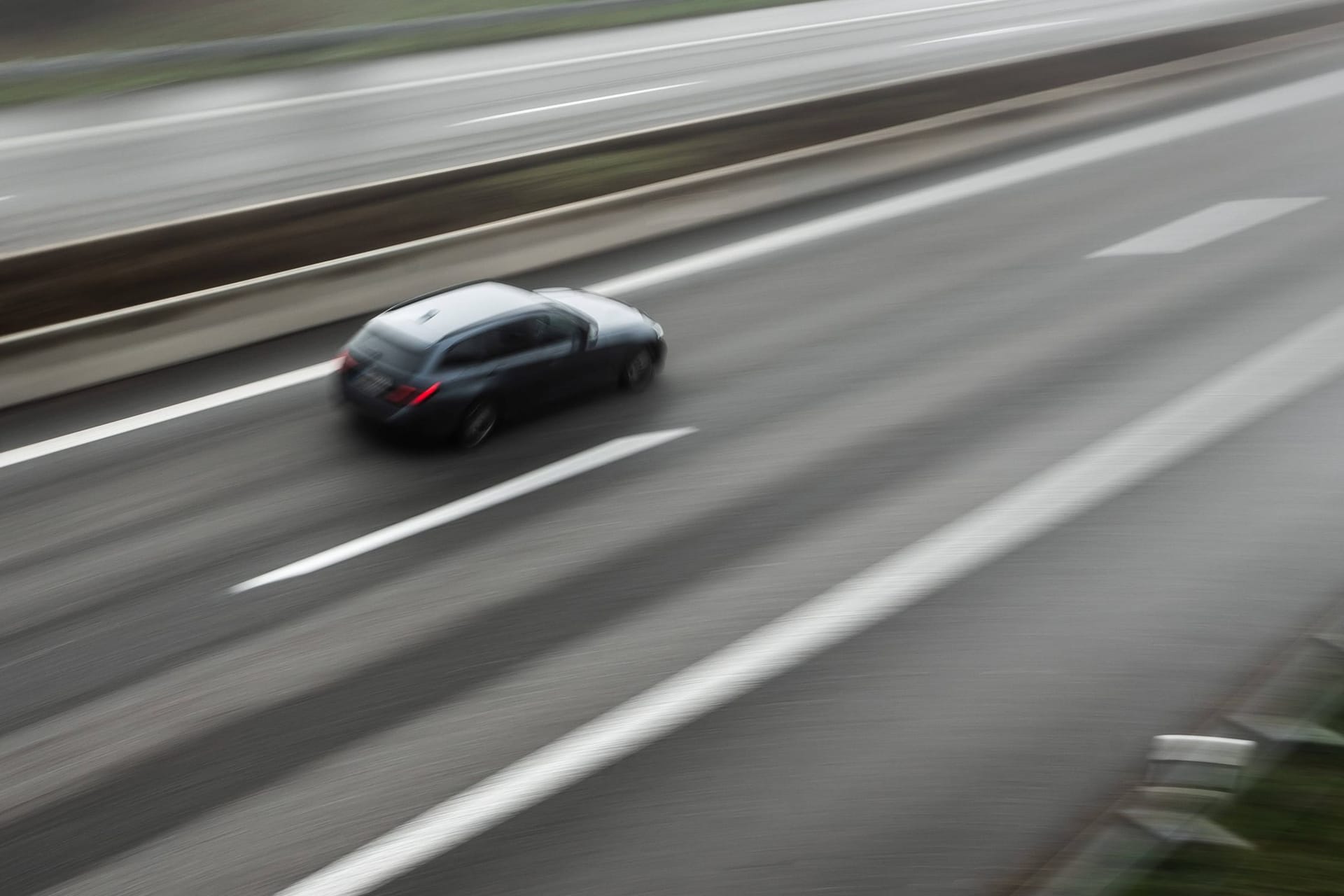 Ein Pkw fährt über die Autobahn (Archivbild): In Berlin ist ein Raser gestoppt worden.