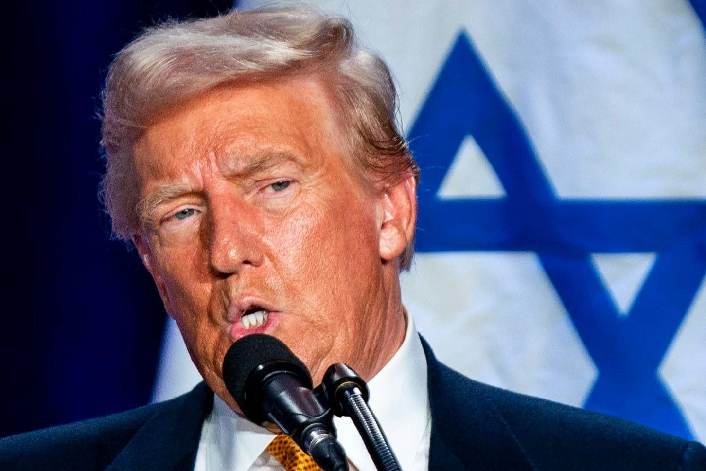 Donald Trump während seiner Rede gegen Antisemitismus.