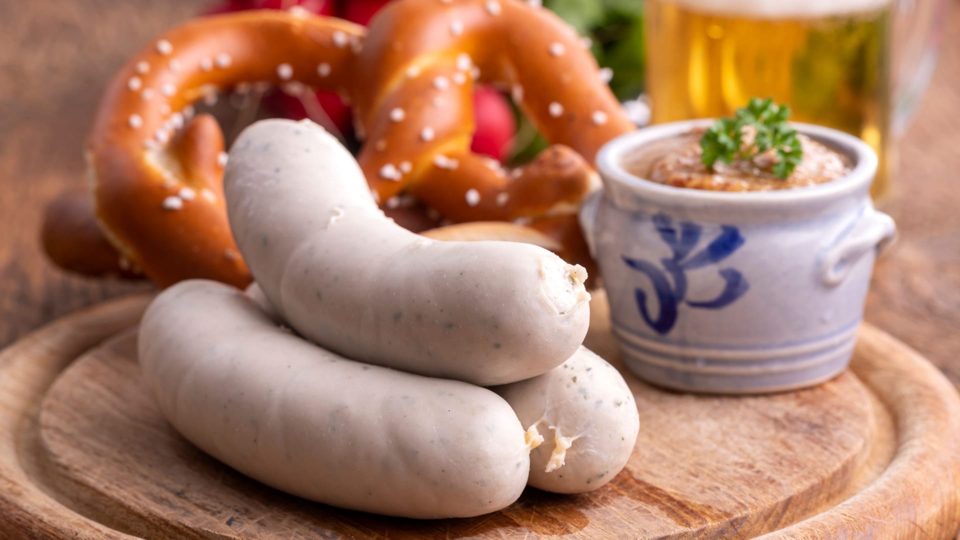 Weißwürste auf einem Brotzeitbrett (Symbolbild): Das Angebot auf der Wiesn gilt nur zu bestimmten Zeiten.