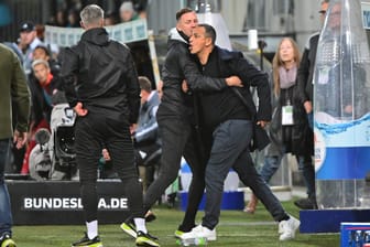 Wütend: Fürths Sportchef Rachid Azzouzi muss nach seiner Gelb-Roten Karte zurückgehalten werden.