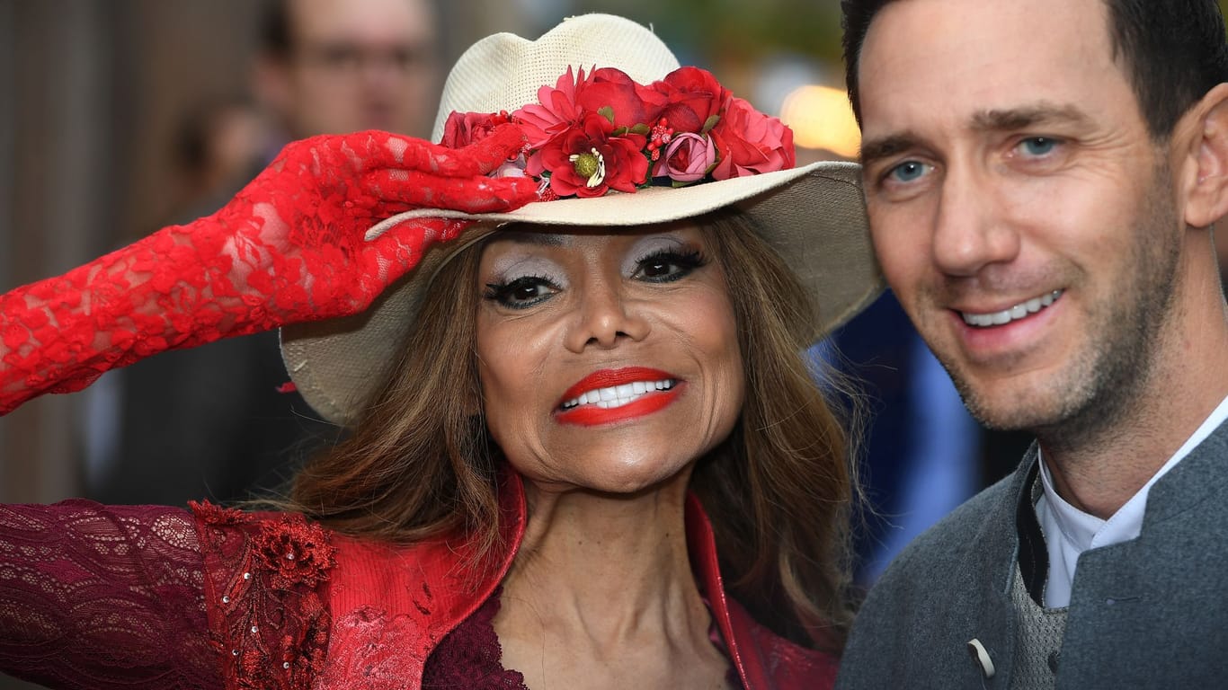 US-Popsängerin La Toya Jackson und Marcel Remus, Immobilienmakler auf Mallorca, gehen über die Wiesn: Die Schwester des King of Pop zeigte sich bereitwillig den Medien.