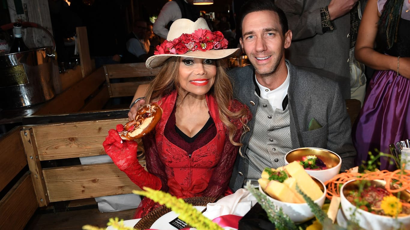 US-Popsängerin La Toya Jackson und Marcel Remus in der Käfer Wiesn-Schänke.