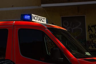 Ein Rettungswagen der Berliner Feuerwehr steht während eines Einsatzes geparkt.