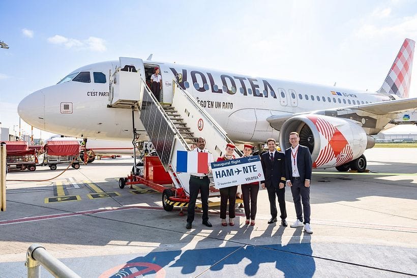 Volotea feiert den ersten Direktflug von Hamburg nach Nantes vor einem ihrer Flugzeuge.