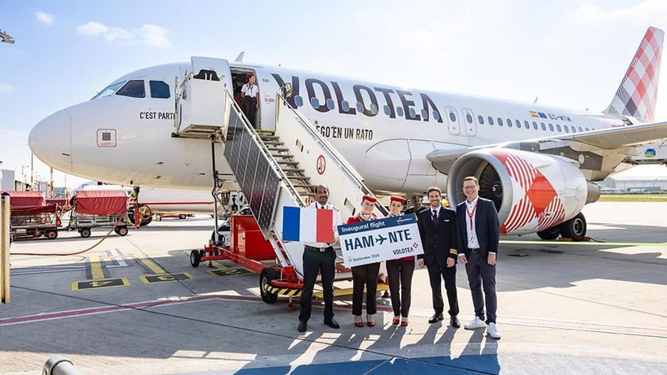 Volotea feiert den ersten Direktflug von Hamburg nach Nantes vor einem ihrer Flugzeuge.