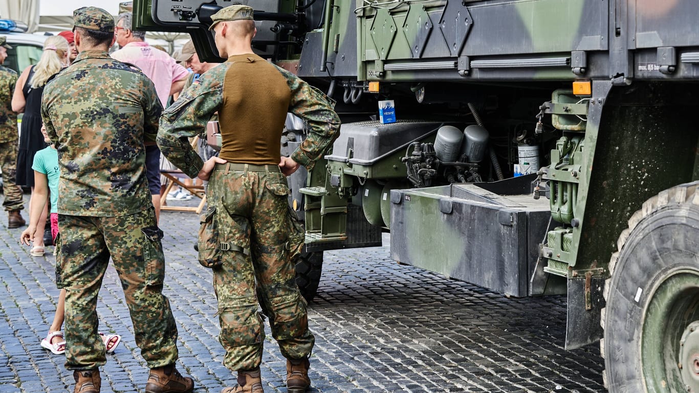 Soldaten der Bundeswehr präsentieren ein Militärfahrzeug während des Augsburger Sicherheitstags (Symbolbild): Ein Syrer hatte einen Anschlag auf Soldaten in Hof geplant.