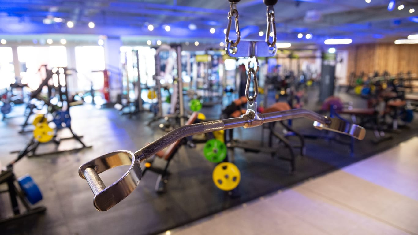 Unbenutzte Trainingsgeräte im Fitnessstudio