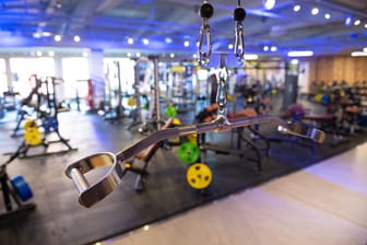 Unbenutzte Trainingsgeräte im Fitnessstudio