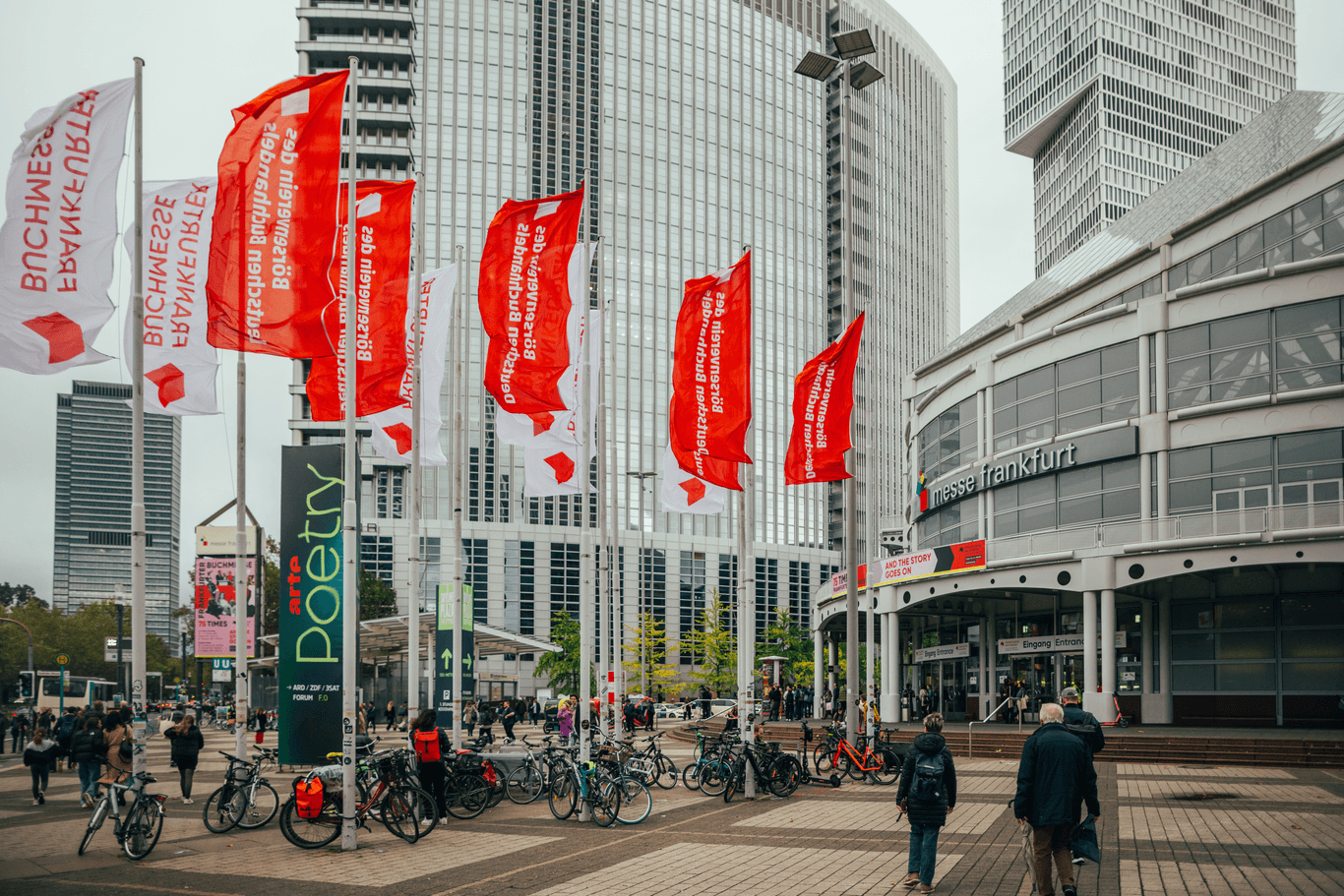 Die Frankfurter Buchmesse (Archivbild): Sechs Autorinnen und Autoren können auf den Deutschen Buchpreis hoffen.