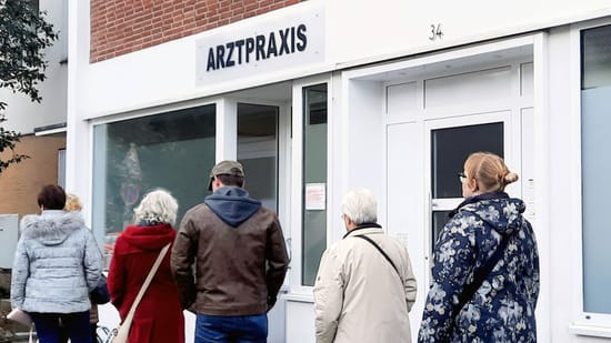 Queue outside a doctor's office: Number of people infected with Covid-19 is rising rapidly in Germany. (Source: Friedrich Stark/imago-images-bilder)