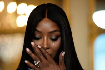 Model Naomi Campbell weint, nachdem ihr in Paris der Orden "Chevalier de l'Ordres des Arts et des Lettres" im Kulturministerium verliehen wurde.