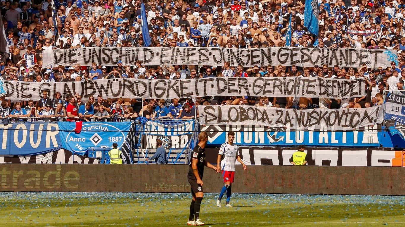 HSV-Fans sprechen sich auf Transparenten für Mario Vuskovic aus.