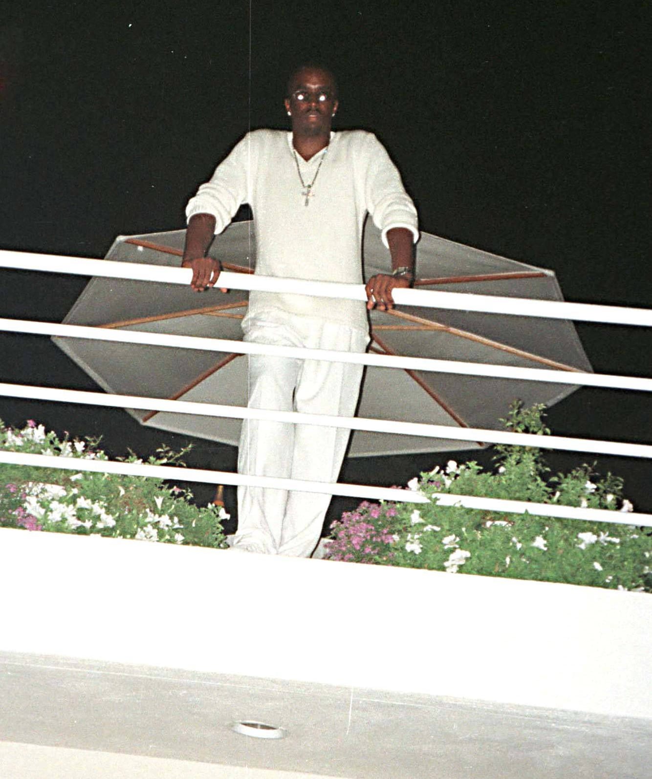 Sean Puffy P. Combs: Er thront über seinen Partygästen in East Hampton, 1998.