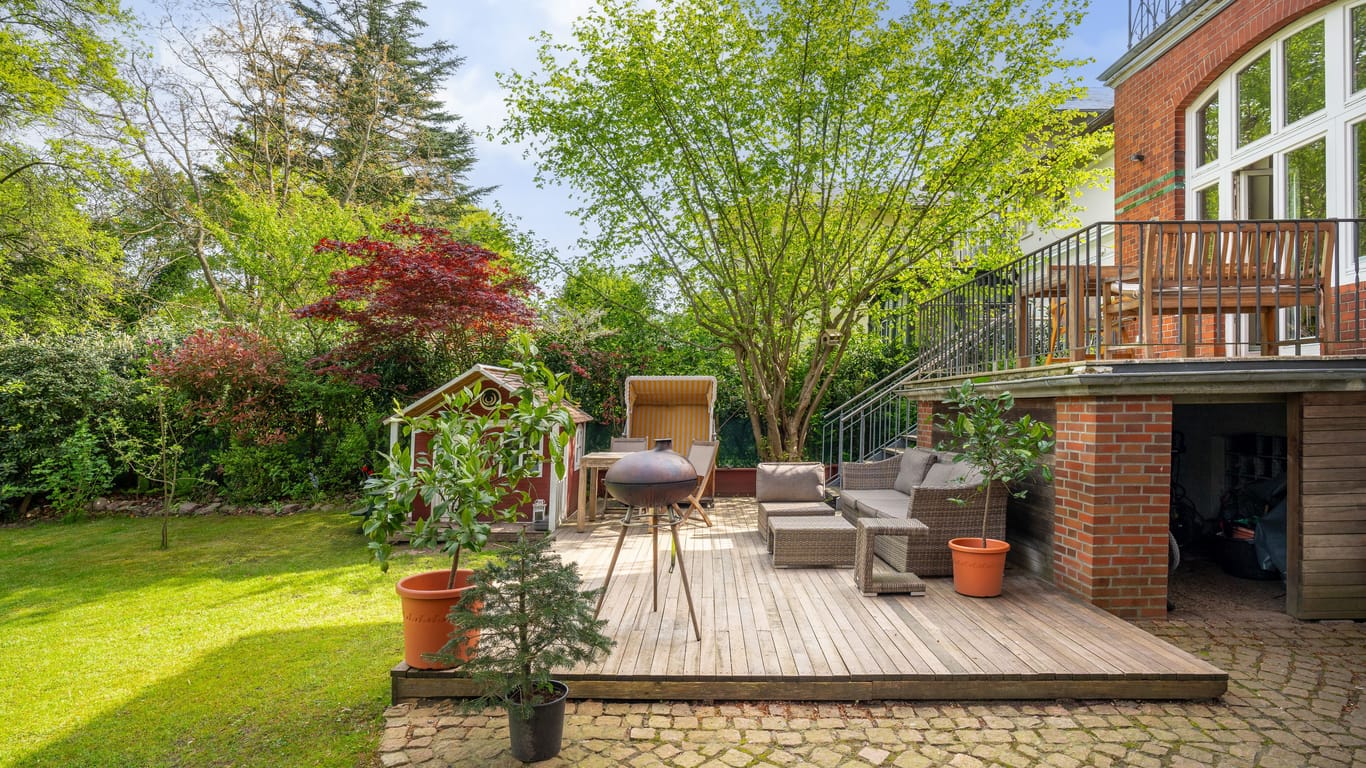 Der Terrasse und Garten der Bergedorfer Villa: Hier ist man vor neugierigen Blicken geschützt.