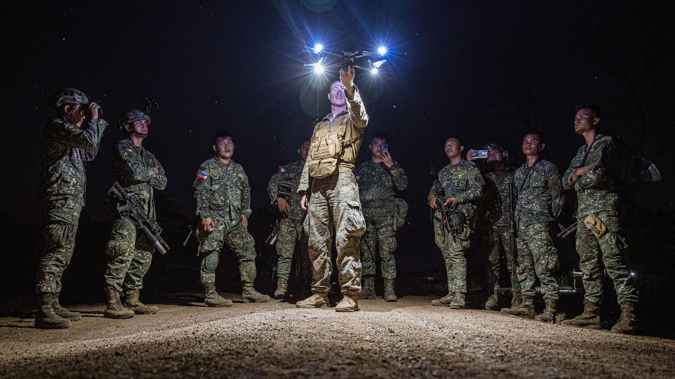 US-Marines und philippinische Soldaten trainieren gemeinsam mit Drohnen.