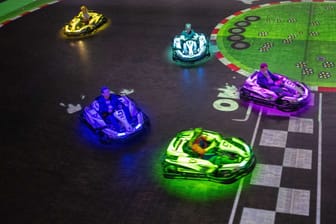 "BattleKart"-Teilnehmer duellieren sich auf der Strecke: Das Erlebnis verbindet echtes Kartfahren mit einer virtuellen Realität.