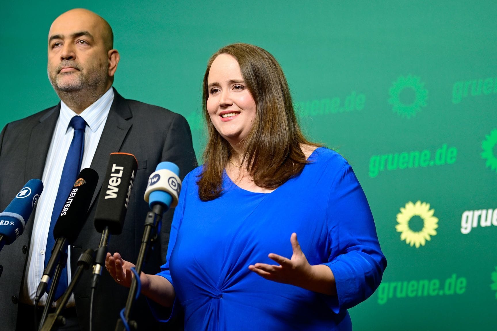 Grünen-Parteivorsitzenden Ricarda Lang (r) und Omid Nouripour: Die beiden Spitzenpolitiker ziehen nach den Misserfolgen der Partei bei mehreren Wahlen personelle Konsequenzen.