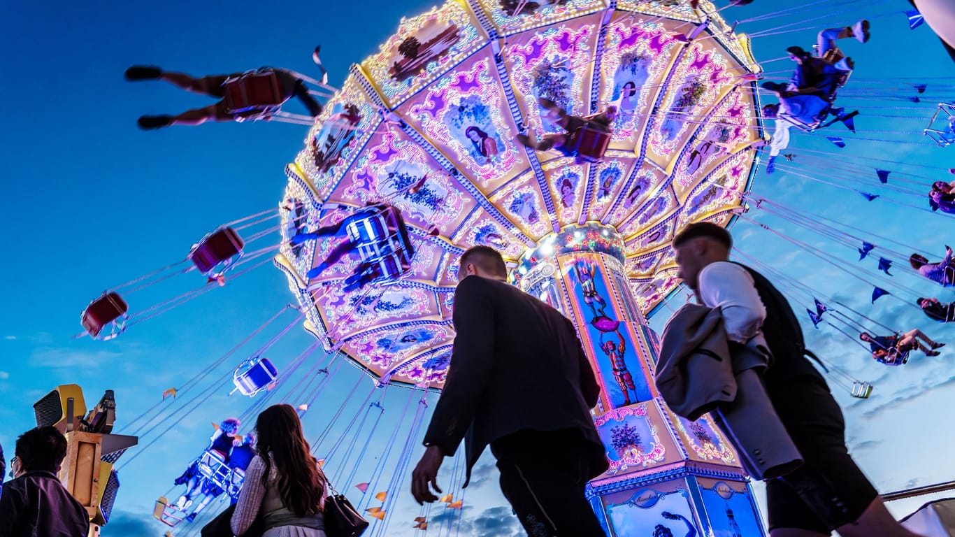 Kettenkarussel auf der Wiesn (Symbolfoto): Mitfahren sollte nur, wer noch trittsicher ist.