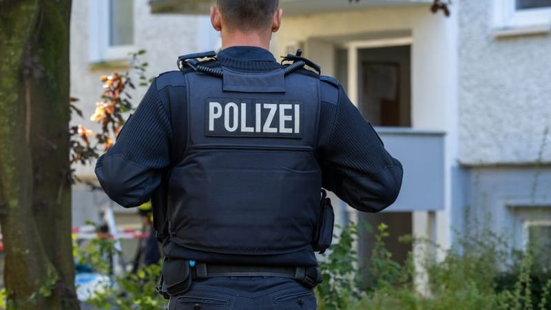 Ein Polizist hinter einem Absperrband im Stadtteil Knieper West: Beamte einer Eliteeinheit waren ebenfalls im Einsatz.