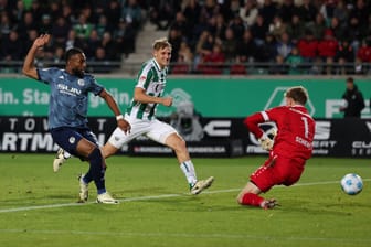 Das zwischenzeitliche 1:1: Schalkes Moussa Sylla (li.) trifft in Münster.