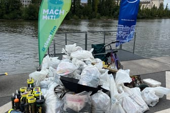 Insgesamt 350 Kilo Müll wurden beim 4. MainCleanUp am Samstag, 14. September, gesammelt. Neben Kleinstmüll wie Coffee-to-go-Becher, Plastik- und Glasflaschen, fanden die mehr als 135 Freiwilligen auch insgesamt 90 Kilo Lachgaskartuschen. So viel wie noch nie zuvor bei einem CleanUp. „Die Lachgaskartuschen sind ein ernst zunehmendes Problem“, warnt Klima- und Umweltdezernentin Tina Zapf-Rodríguez. „Für die Gesundheit, weil der kurze Rausch der Partydroge ernstzunehmende Folgen haben kann. Für die Umwelt, weil Lachgas nichts anderes ist, als klimaschädliches Treibgas. Aber auch für die Entsorgung ist der Inhalt der meist dunklen und oft Milliliter fassenden Gefäße problematisch: Die Kartuschen dürfen nicht im Restmüll landen, weil sie explodieren können oder sich entzünden und müssen daher aufwendig aussortiert und in speziellen Anlagen zerlegt werden. Sie sind ein schwer kalkulierbares Risiko für jeden Entsorger.“