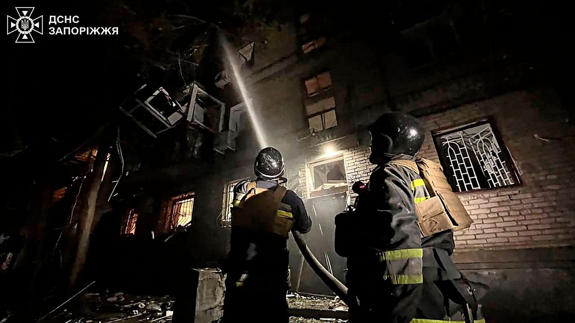 Feuerwehrleute im Einsatz nach einem russischen Luftangriff auf Saporischschja.