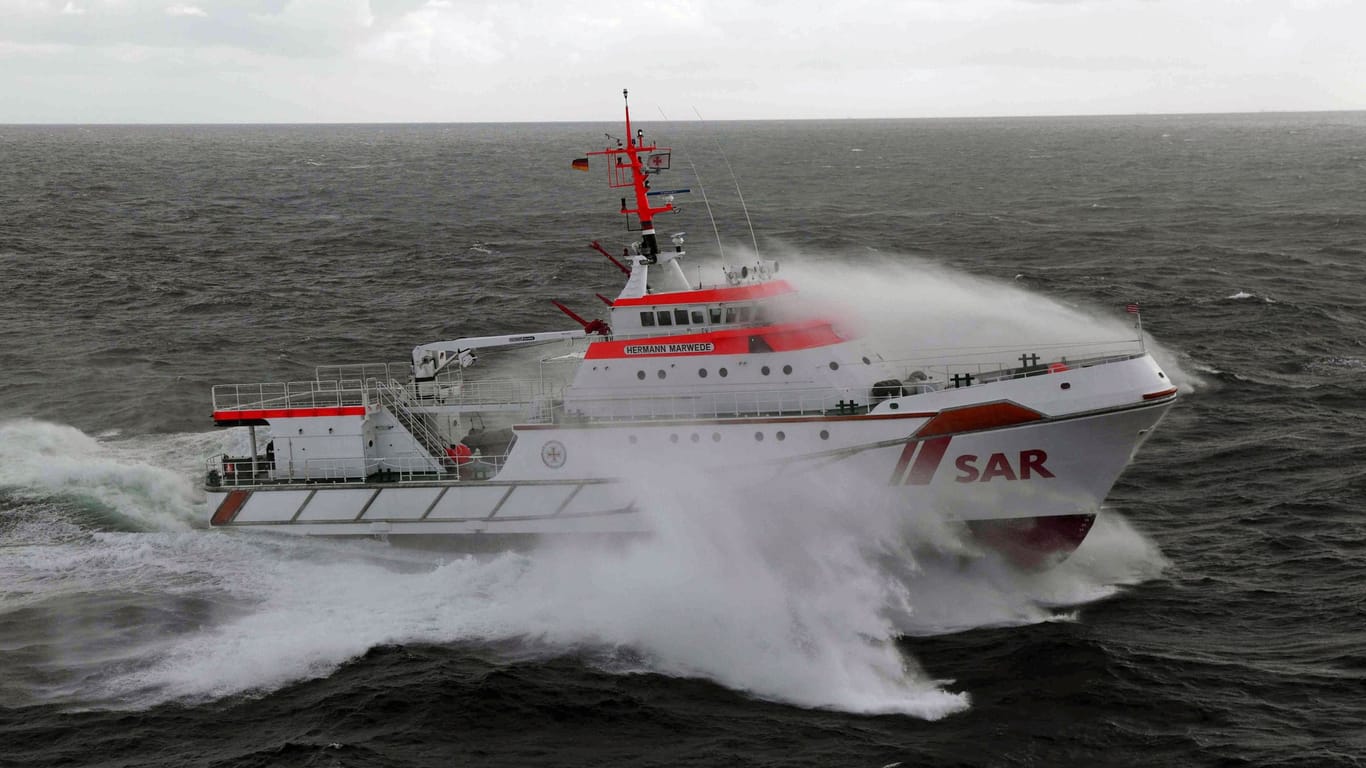 Seenotrettungskreuzer Hermann Marwede (Archivbild): Gemeinsam mit vier weiteren Rettungseinheiten der deutschen und niederländischen Seenotretter, Windpark-Serviceschiffen sowie mehreren Rettungshubschraubern und einem Flugzeug suchte der Kreuzer die Nordsee ab.