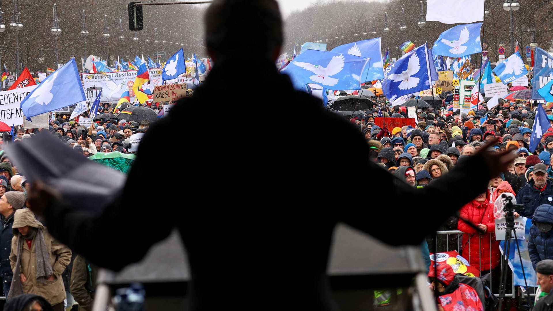 "Friedensdemo" in Berlin: Bei der Partei von Sahra Wagenknecht sieht Spender Thomas Stanger ein Anliegen verankert, das andere Parteien nicht vertreten würden.