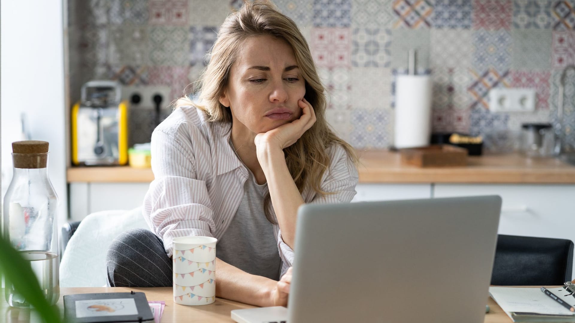 Krank zu Hause: Wer länger als sechs Wochen im Job ausfällt, kann Krankengeld erhalten.