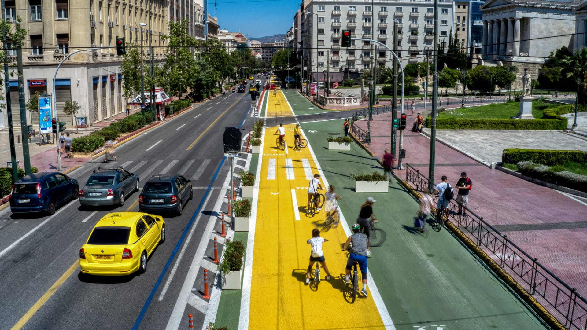 Athen: Auf der Panepistimiou Straße sind Radfahrer und Fußgänger sicher unterwegs.