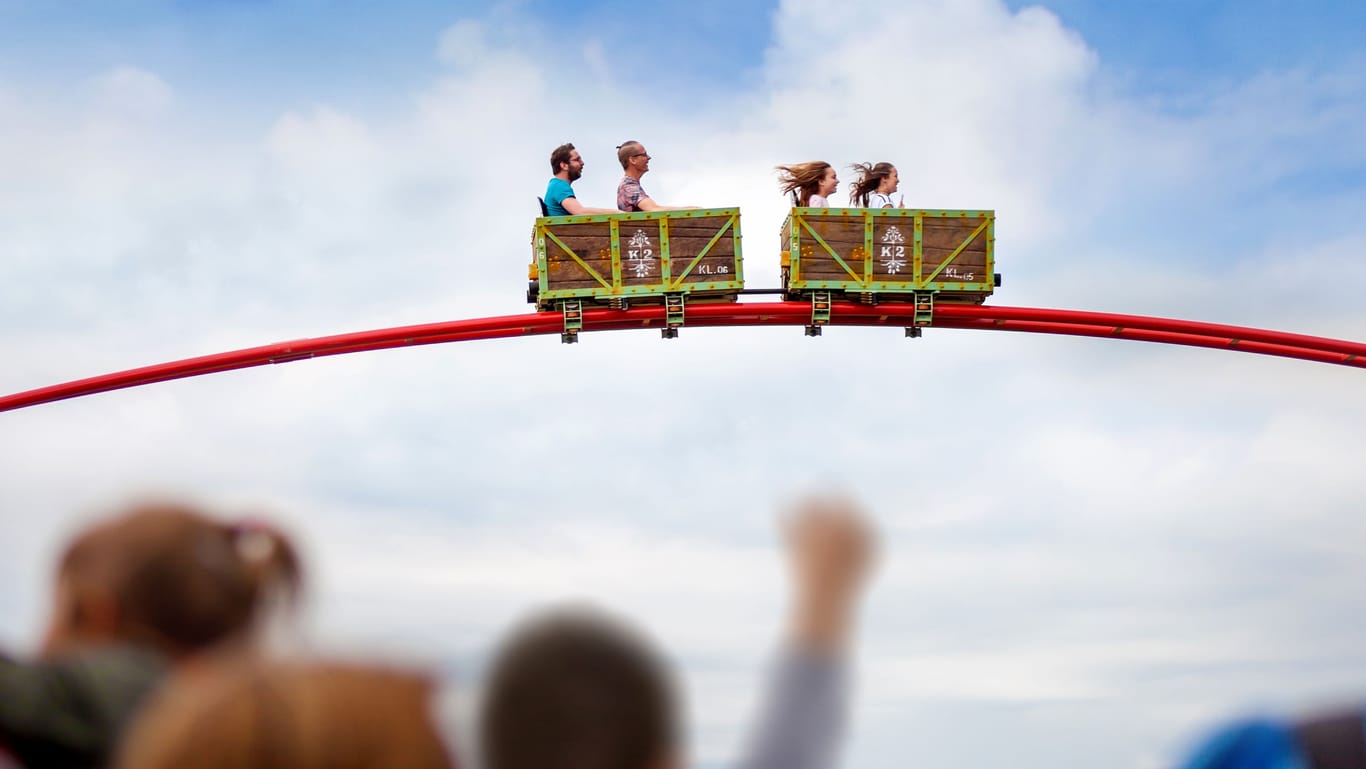 Auch Achterbahnen stehen in einigen Parks. Ob eine solche auch nach Loxstedt kommt, wird sich spätestens im Mai 2025 zeigen.