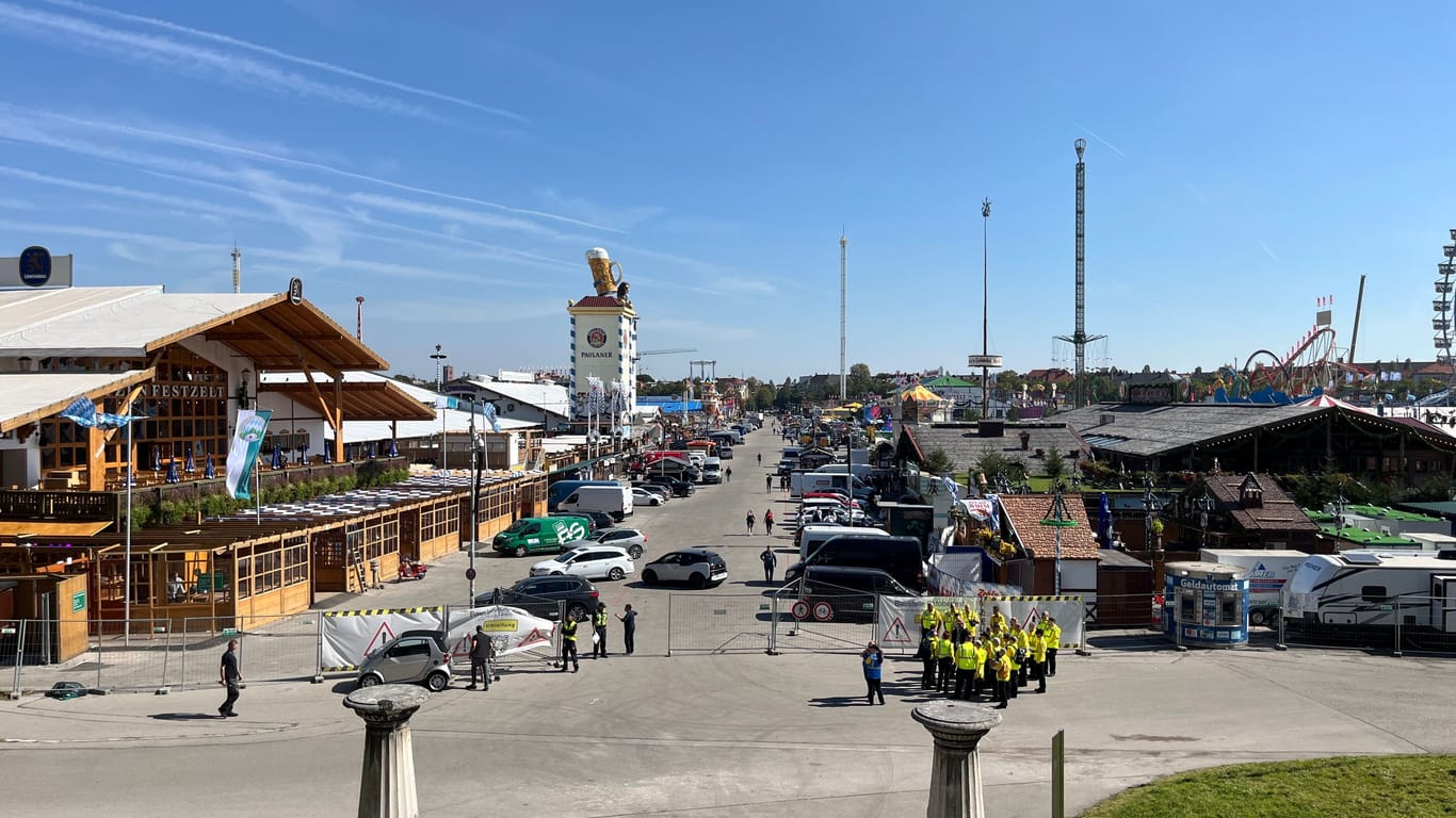 Blick von der Bavaria auf die Theresienwiese: Am Freitagnachmittag herrschte dort geschäftiges Treiben.