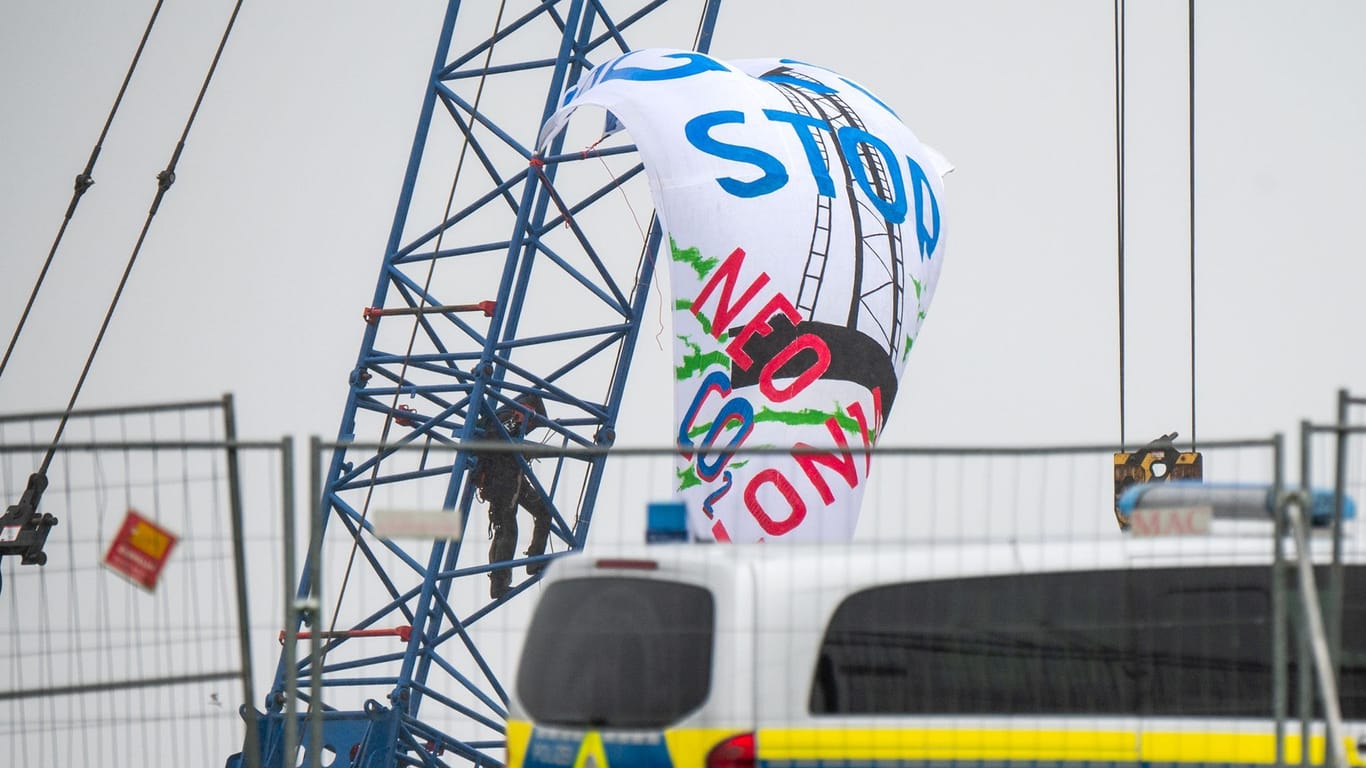 Aktivisten der Klimaschutzbewegung "Ende Gelände" blockieren die Baustelle von einem Anleger für Flüssiggasimporte.