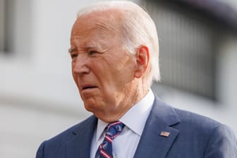 US-Präsident Joe Biden spricht nach dem erneuten Attentatsversuch auf Donald Trump zu Reportern vor dem Weißen Haus.