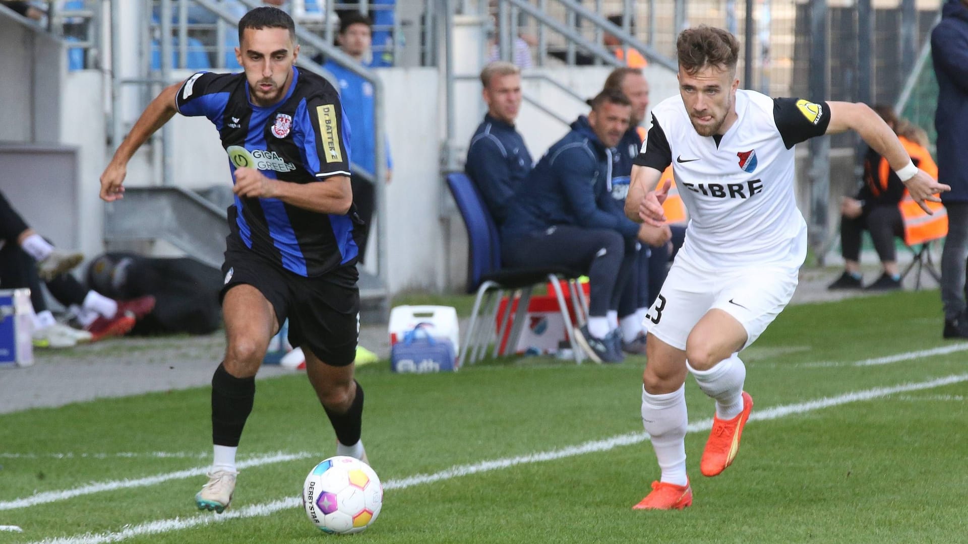 Onur Ünlüçifçi (l.) vom FSV Frankfurt im Duell mit Steinbachs Jonas Singer.