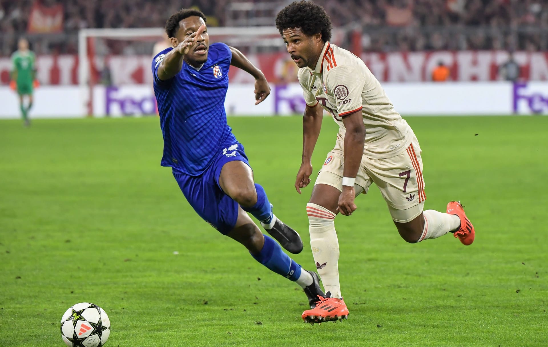 Serge Gnabry: Verwandelte nach Musiala-Pass souverän – stand aber genau wie der kurz zuvor dabei im Abseits (16.). Leitete das 2:0 mit einem feinen Chipball auf Musiala ein. Vor ein paar Wochen galt er noch als Verkaufskandidat. In dieser Form nicht wegzudenken. Note 2