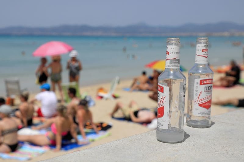 Alkoholflaschen sind an einem warmen Sommertag am Strand Arenal zu sehen (Symbolbild).