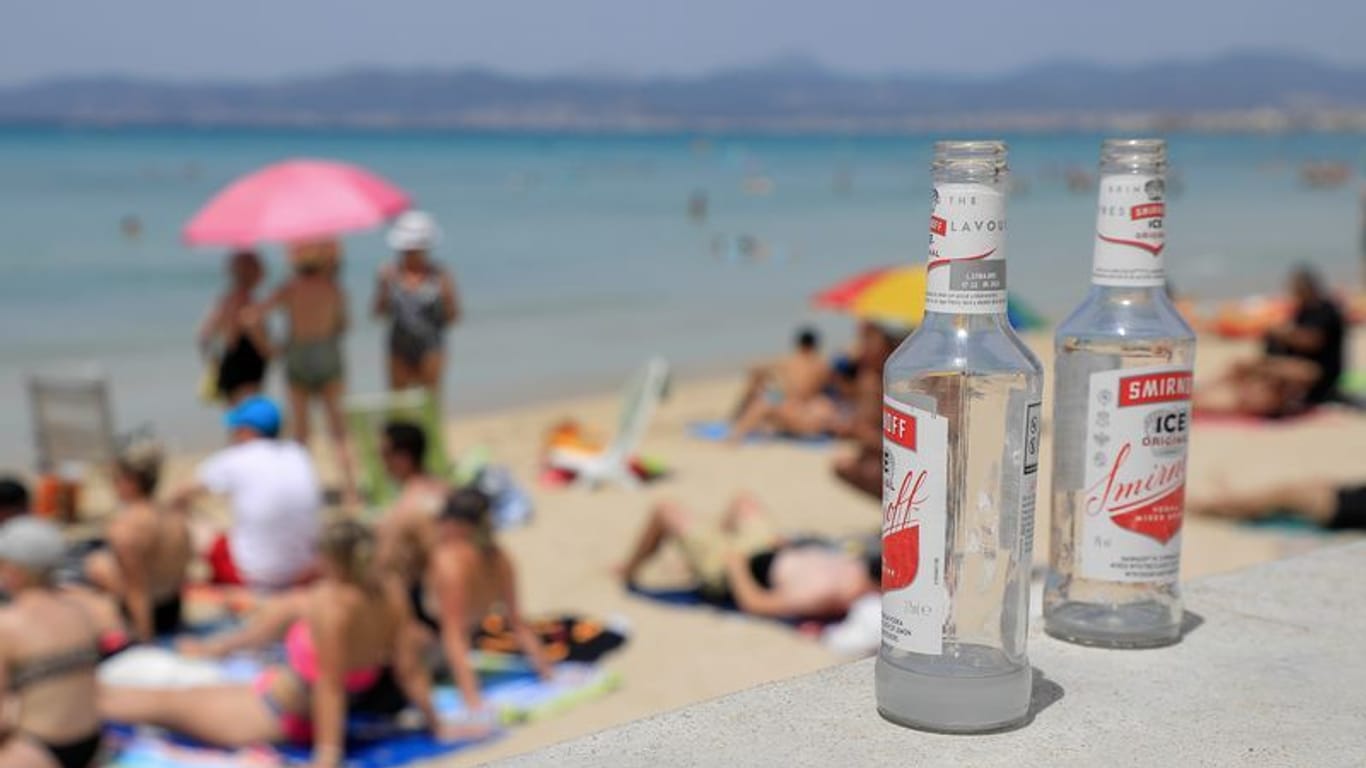 Alkoholflaschen sind an einem warmen Sommertag am Strand Arenal zu sehen (Symbolbild).