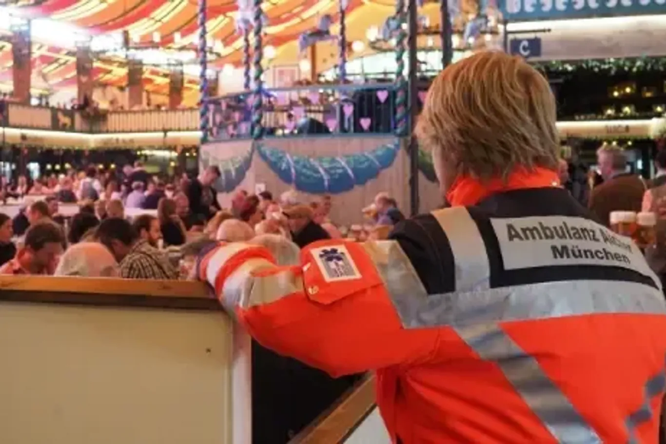 Ein Sanitäter im Wiesn-Festzelt (Archivbild).