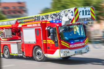 Ein Feuerwehrauto auf Einsatzfahrt in München (Archivbild): Der entstandene Schaden beläuft sich auf rund 50.000 Euro.