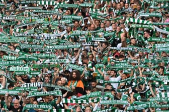 Fußball: Bundesliga, Werder Bremen - Borussia Dortmund, 2. Spieltag, wohninvest Weserstadion. Werder Fans halten ihre Schals hoch.