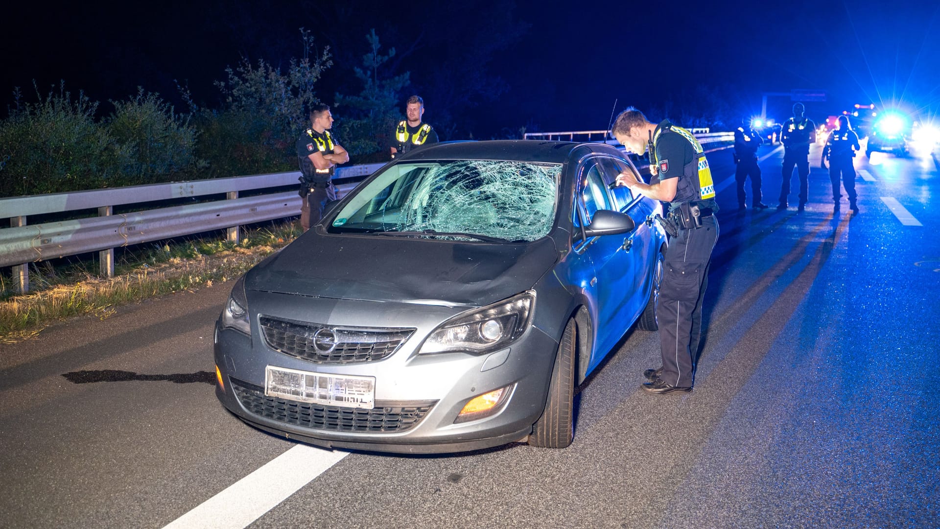 Polizisten an der Unfallstelle in Hamburg-Harburg: Rund drei Kilometern entfernt, fanden die Beamten einen verlassenen Pkw.