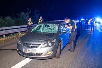 Polizisten an der Unfallstelle in Hamburg-Harburg: Rund drei Kilometern entfernt, fanden die Beamten einen verlassenen Pkw.