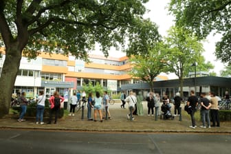 Viele besorgte Angehörige versammeln sich vor der Schule.