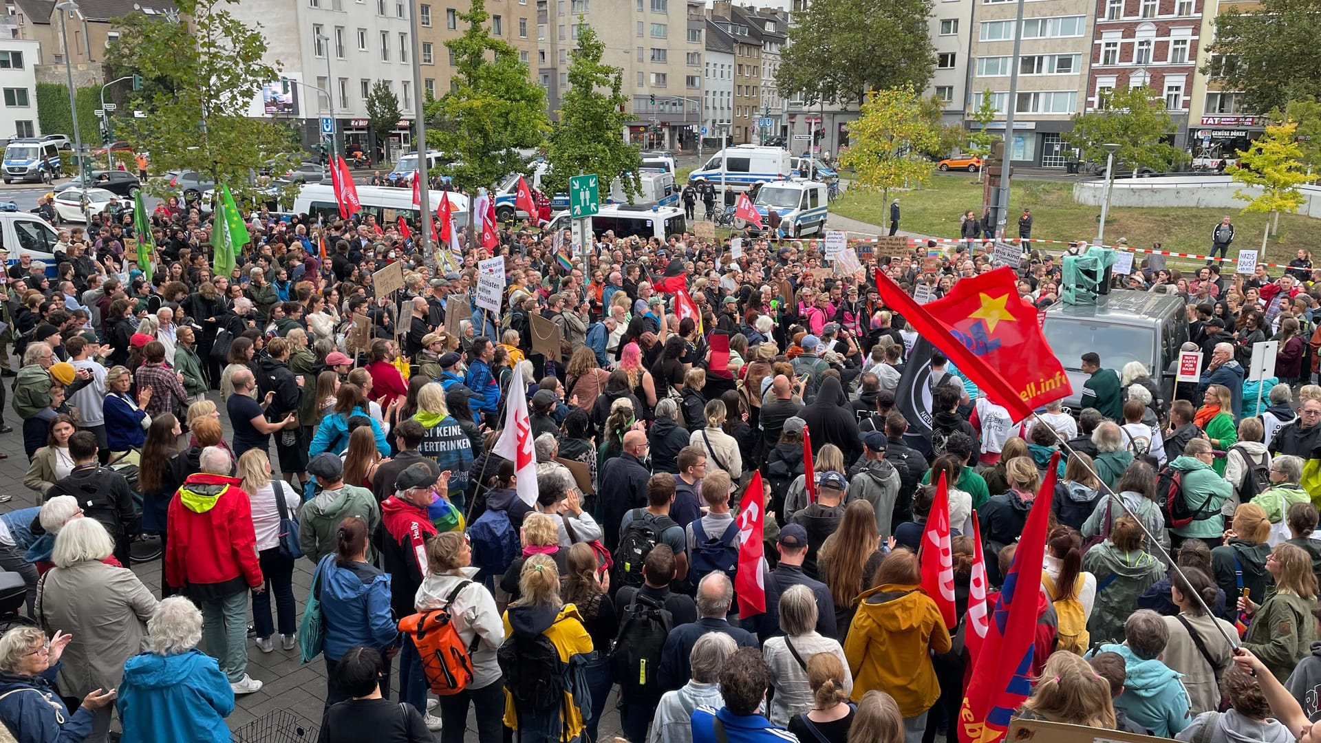 Vor dem Bürgerhaus demonstrierten am Montag Hunderte gegen die AfD.