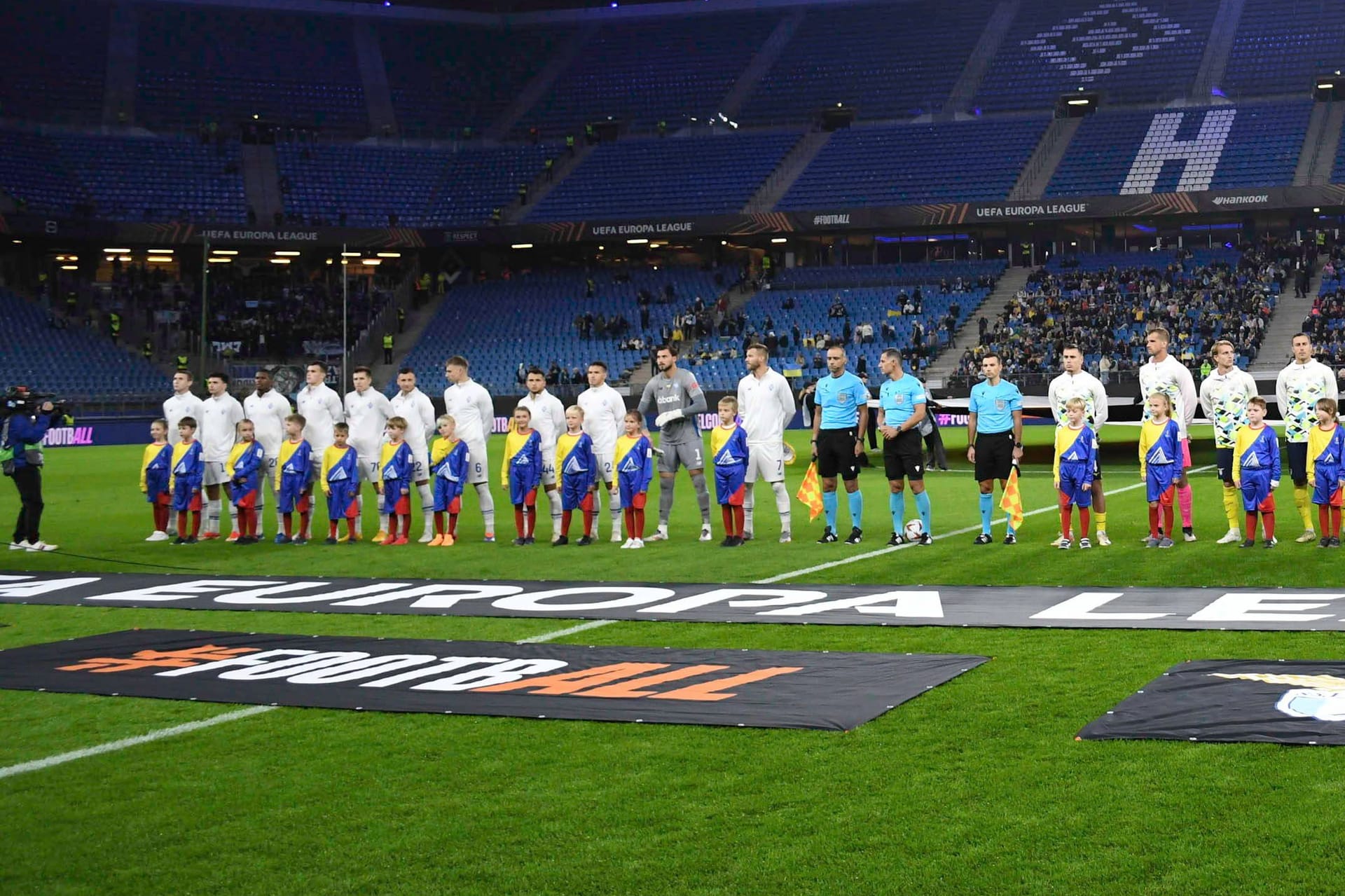 Leere Ränge im Volksparkstadion: Für das Spiel zwischen Kiew und Lazio Rom hat sich in Hamburg kaum jemand interessiert.