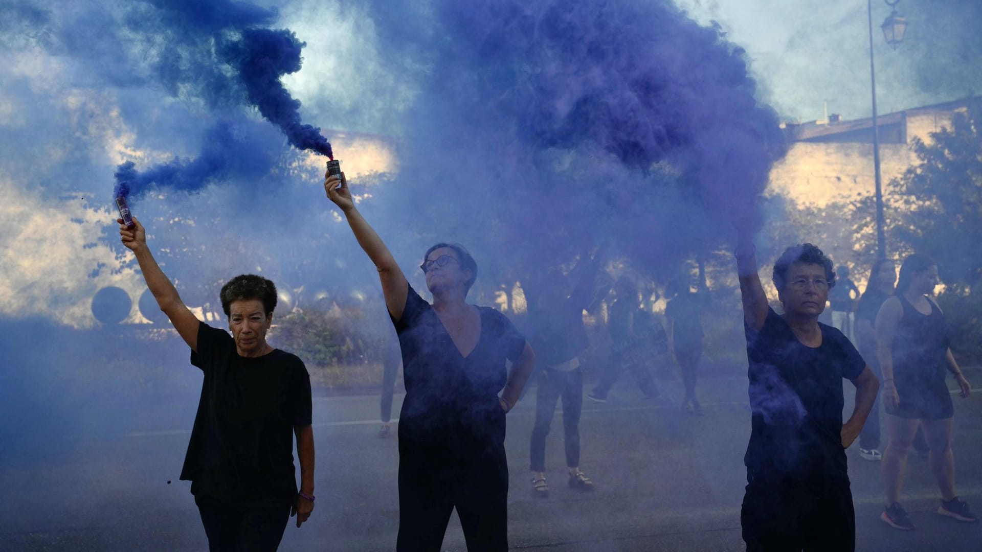 Demonstranten halten Pyrotechnik während eines Protestes vor dem Gerichtsgebäude.