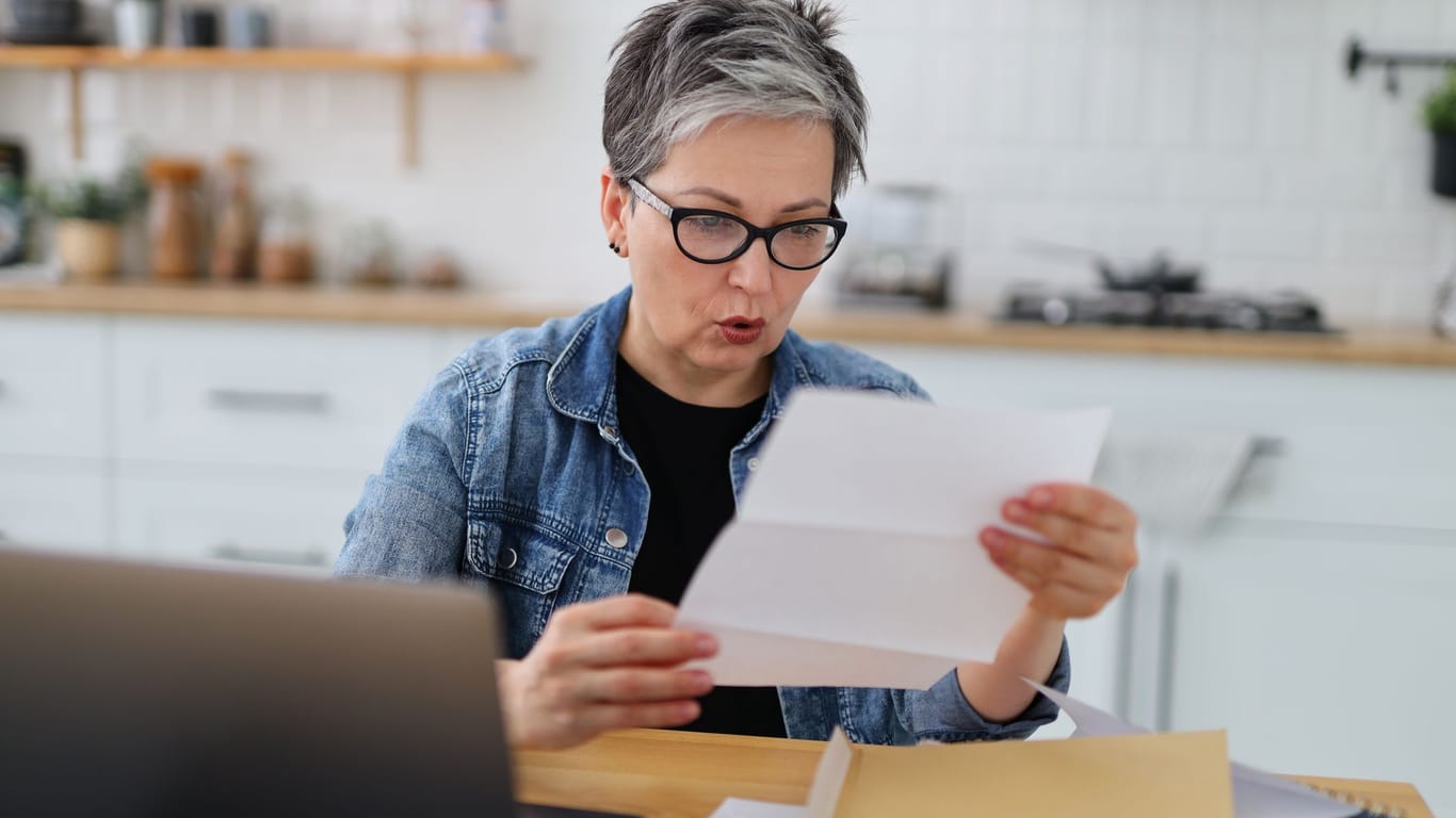 Frau liest Schreiben vom Finanzamt