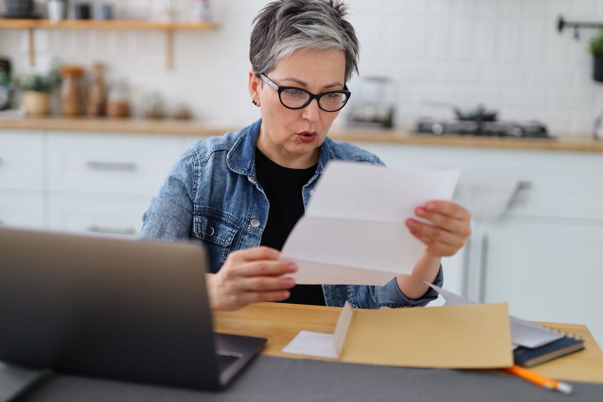 Frau liest Schreiben vom Finanzamt