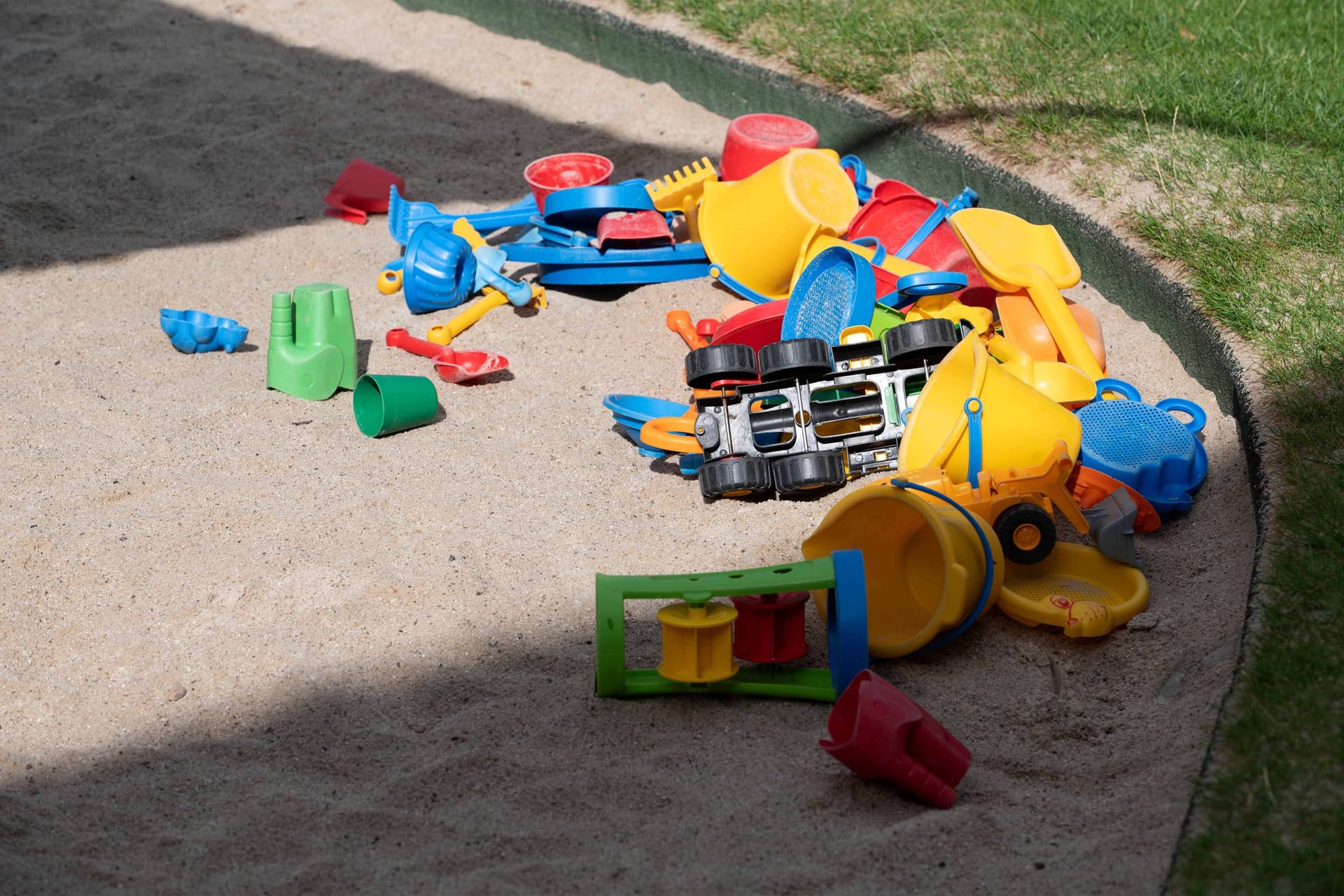 Spielsachen liegen in einem Sandkasten, allgemein, feature, Randmotiv, Symbolfoto Saskia ESKEN, SPD-Bundesvorsitzende Sarah PHILIPP, SPD Landesvorsitzende NRW, Serdar YUEKSEL, SPD, Mdl, besuchen eine Kita der AWO in Bochum, 21.08.2024. *** Toys lying in a sandpit, general, feature, border motif, symbolic photo Saskia ESKEN, SPD Federal Chairwoman Sarah PHILIPP,